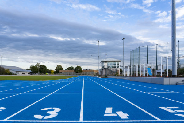 Blaue Laufbahn mit Markierungen und Startzahlen auf der FRANKLIN Sportanlage