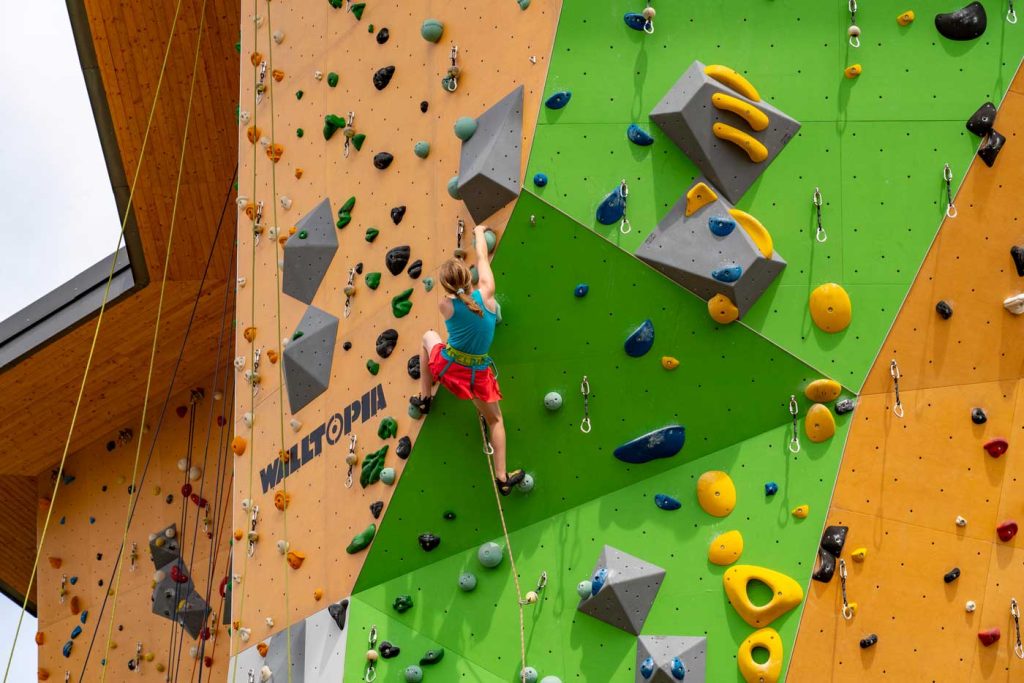 Eine Frau beim Klettern auf dem Kletterturm des DAV auf FRANKLIN.