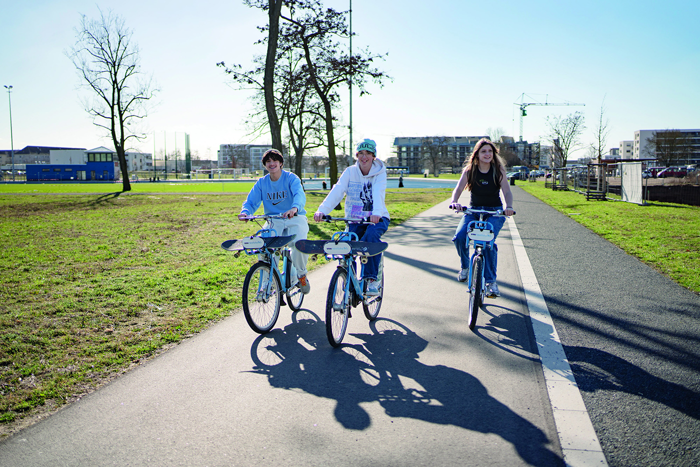 Drei Jugendliche beim Fahrradfahren auf dem Loop.