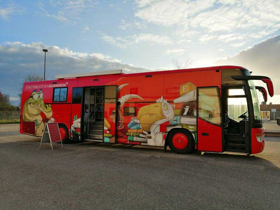 Seitenansicht des bemalten Bücherbus der Stadtbibliothek Mannheim