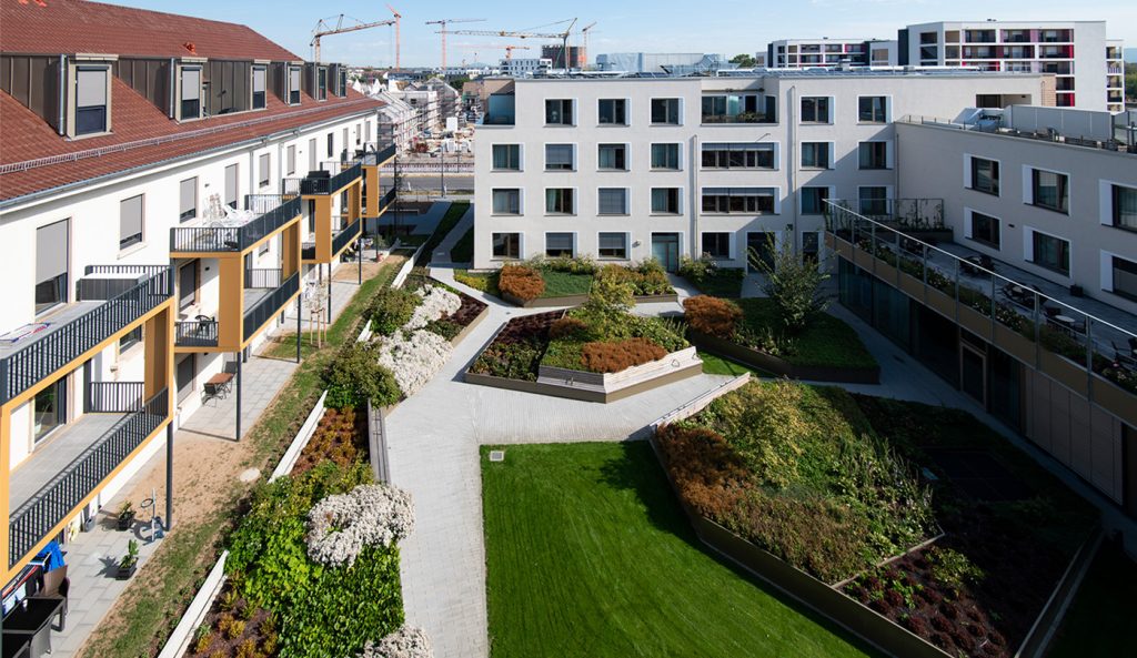 Innenhof des Neubaus Forum Franklin und saniertes Bestandgebäude