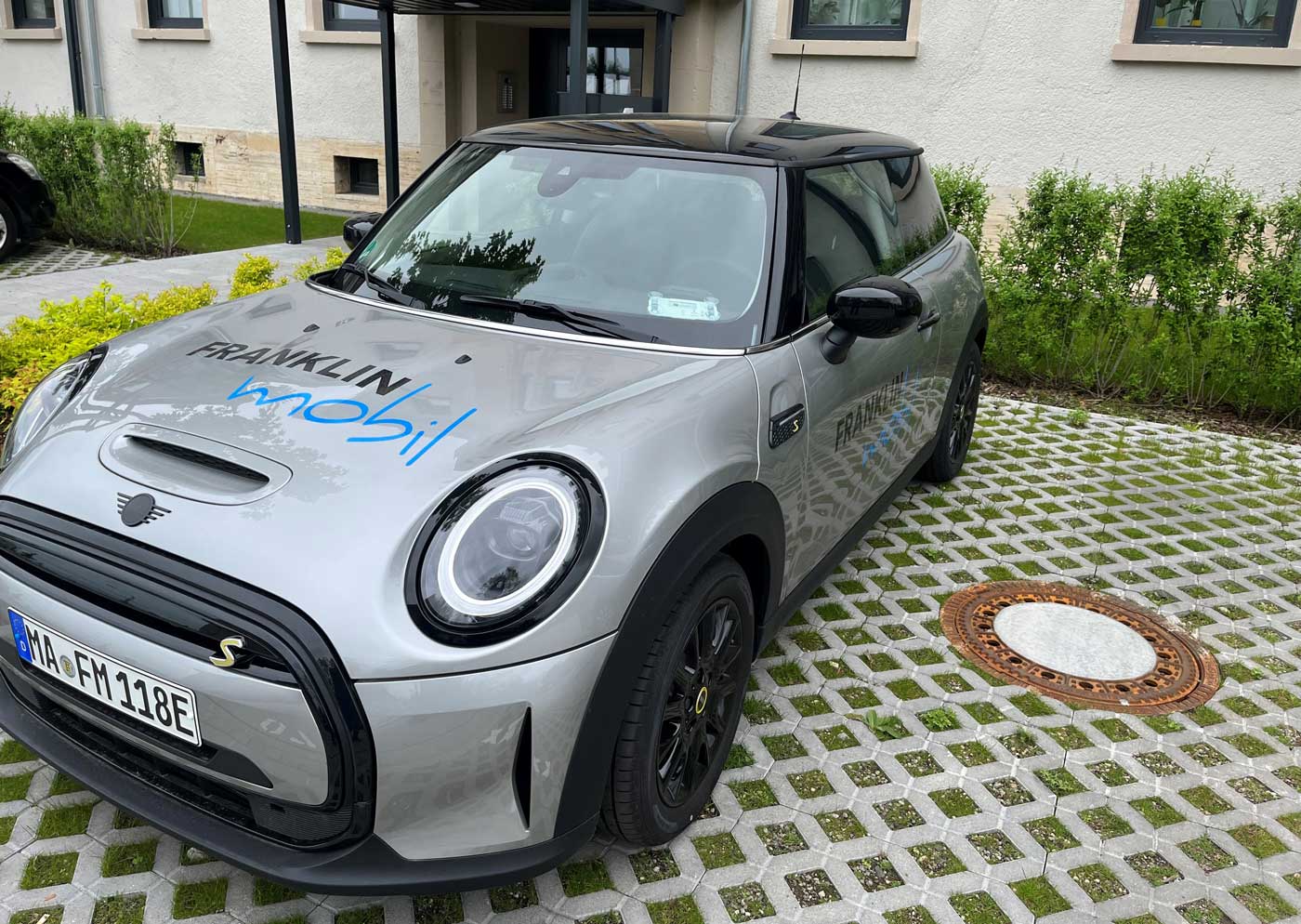 Ein grauer Mini mit der Aufschrift FRANKLIN Mobil.