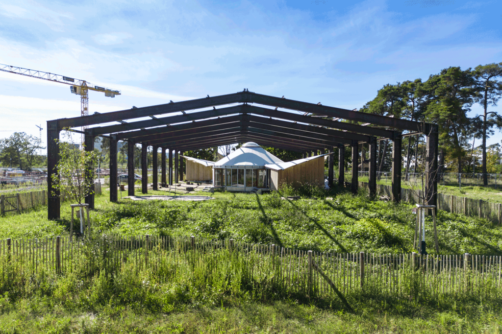 Ein Pavillon in mitten einer Wiese. Im Pavillon befindet sich der Kindergarten Little Franklin.