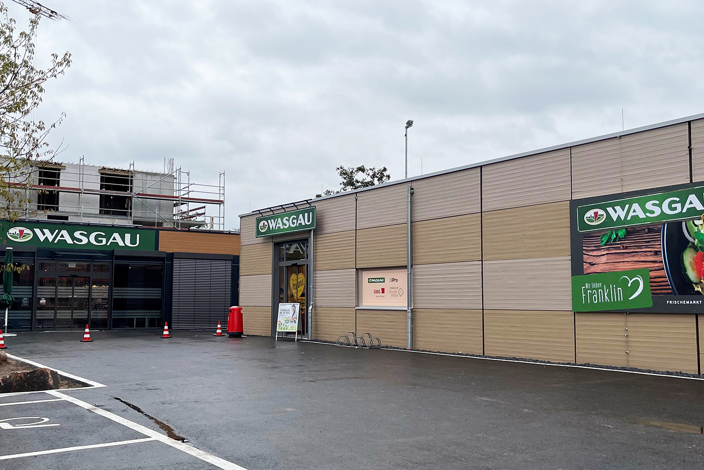 Außenansicht mit Eingangsbereich des WASGAU Supermarkt auf FRANKLIN