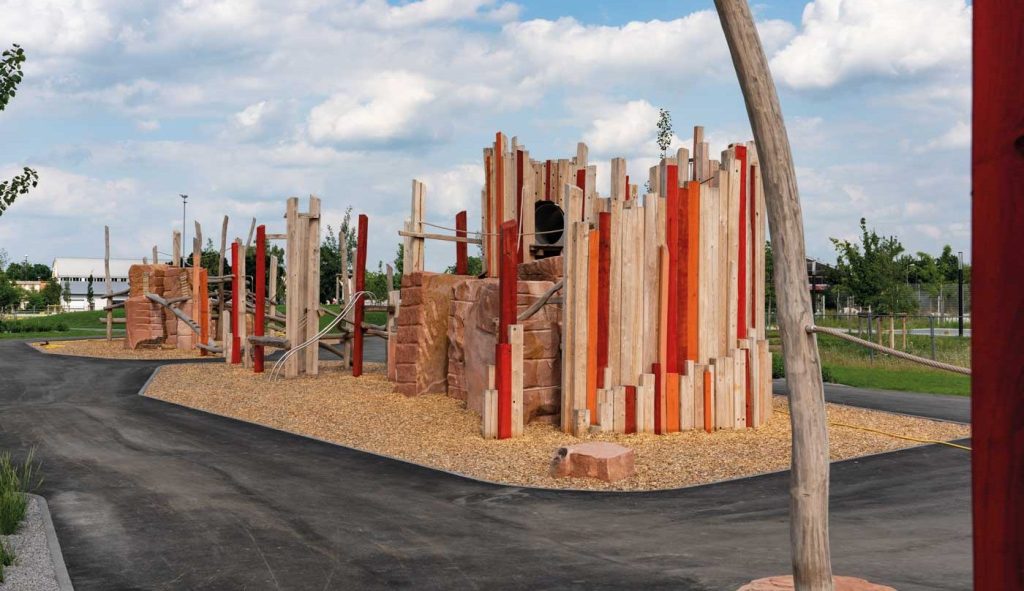 Der American Landscape mit Holz- und Steinelementen zum klettern und toben für ältere Kinder