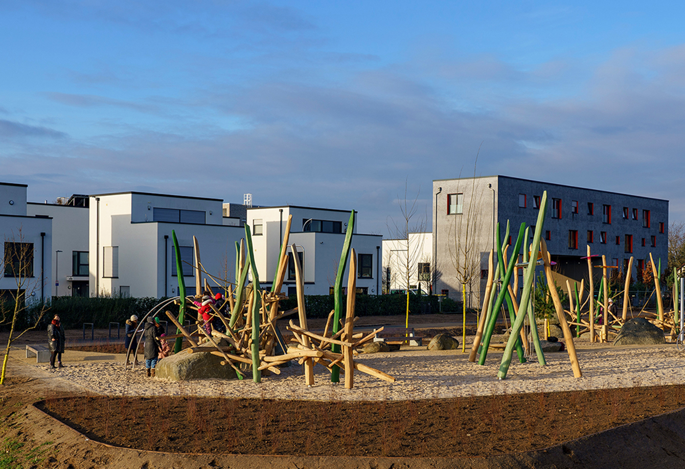 Spielplatz Stadtdüne auf FRANKLIN mit Klettergerüst aus Holzpfählen in großem Sandkasten.