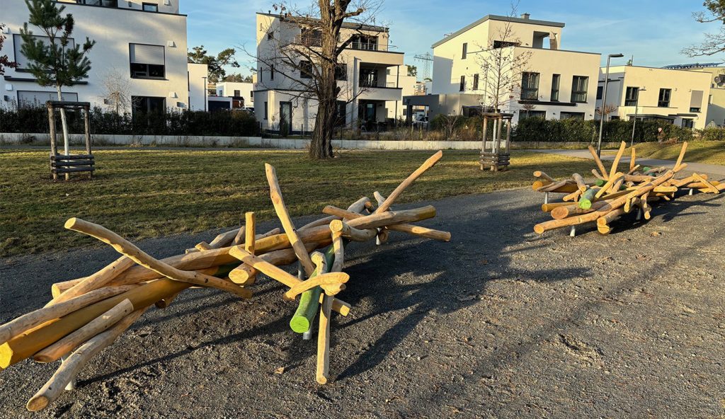Spielangebot Kiefernhain mit 2 Holzkletterstrukturen, die zum Balancieren und Klettern einladen, für Kinder im Alter von drei bis neun Jahren