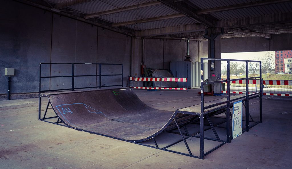 Miniramp in der Panzerhalle auf Sullivan zum Trainieren für Skateboarder