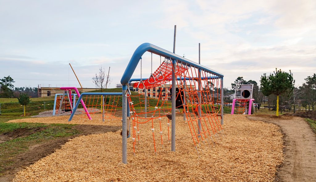 Spielplatz Teufelsberg für Kinder ab sechs Jahren, mit innovativer 3D-Klettersturktur und 12 Meter langer Hangrutsche sowie 2 Schaukeln, ein Sandbereich und eine Nestschaukel bieten auch Spaß für jüngere Kinder
