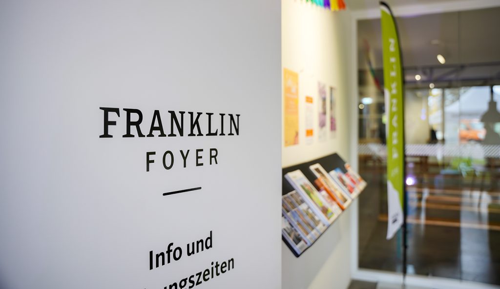 Eingangstür FRANKLIN FOYER mit Logo