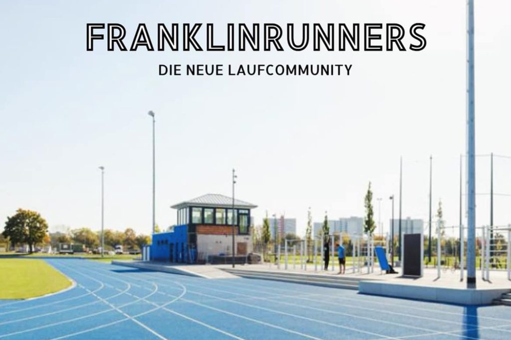 Blick auf die blaue Laufbahn der FRANKLIN Sportanlage mit Sprecherhaus und Calesthenics Anlage.