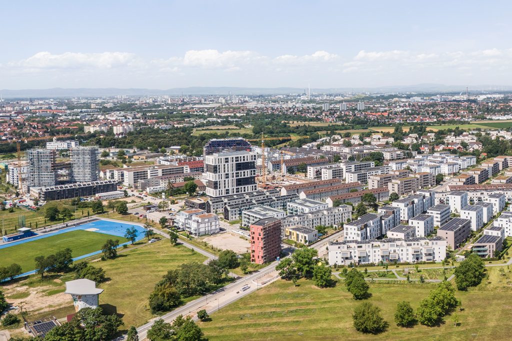 Luftbild von FRANKLIN Mitte mit den Hochpunkten H, E und O. Im Vordergrund sind der FRANKLIN Sportplatz sowie die FRANKLIN GREEN FIELD zu sehen.