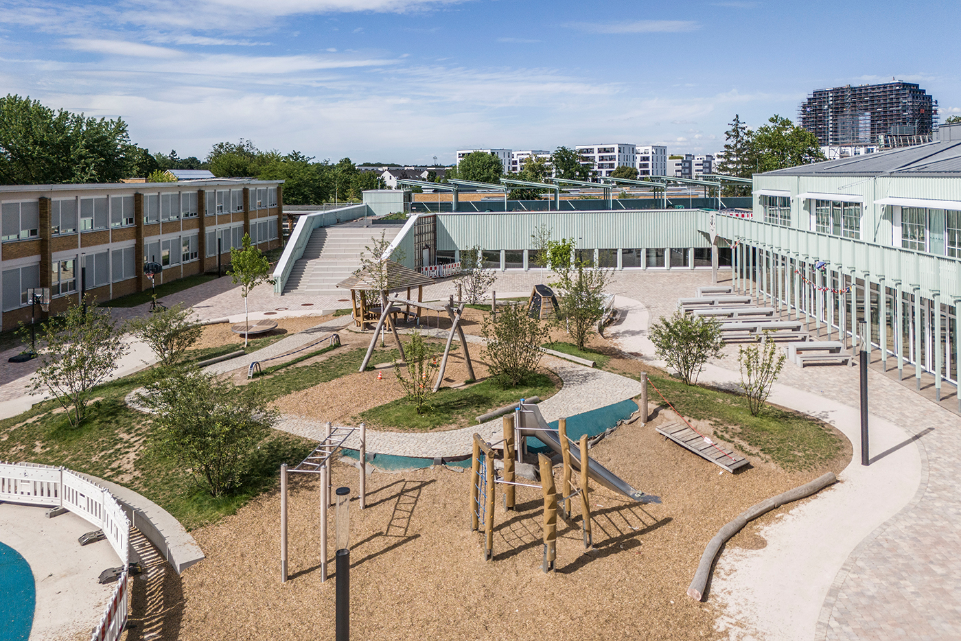 Franklinschule mit Schulhof und Spielgeräten.