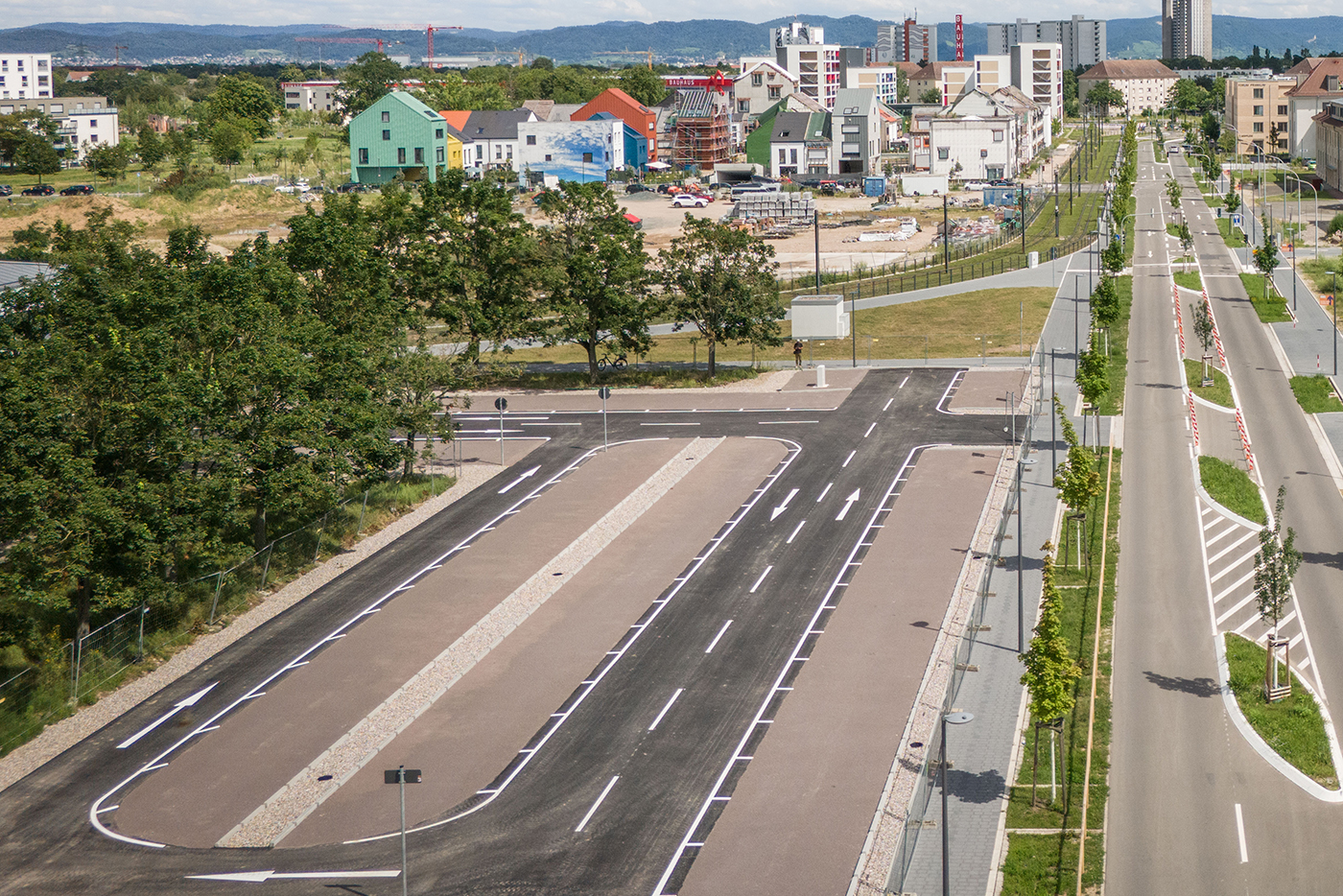 Drohnenaufnahme der neuen Parkplatzfläche an der Robert-Funari-Straße.