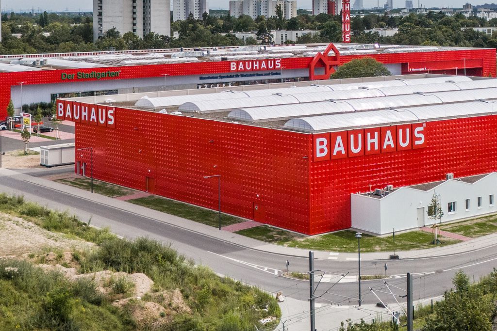 Außenansicht des roten Bauhaus-Fachmarkts auf FRANKLIN Columbus.