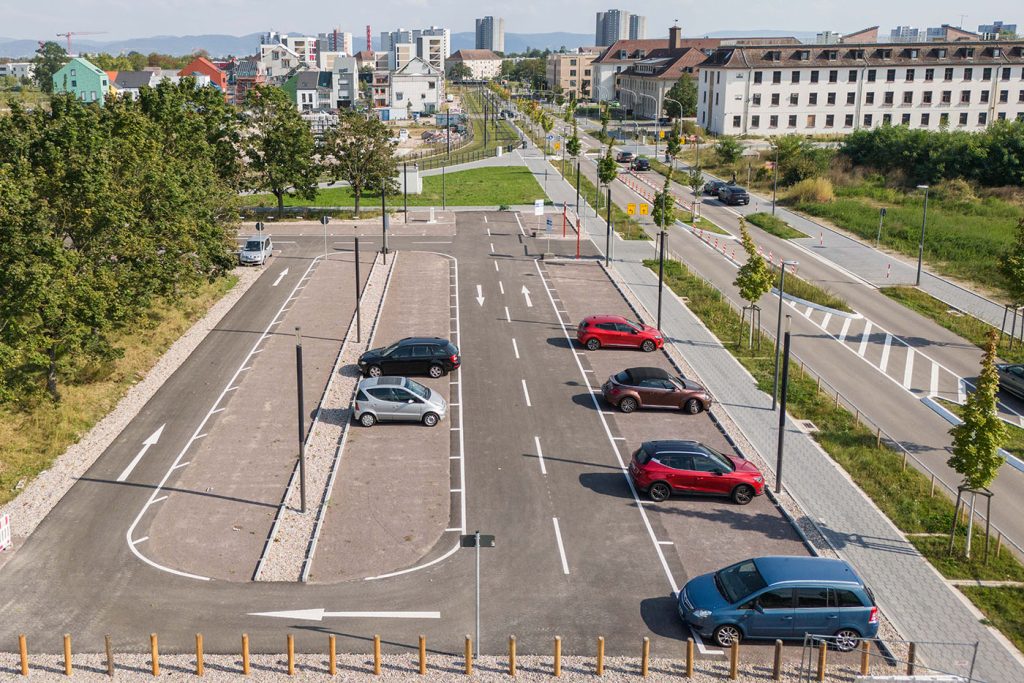 Öffentlicher Parkplatz mit 7 parkenden Autos in der Robert-Funari-Straße.