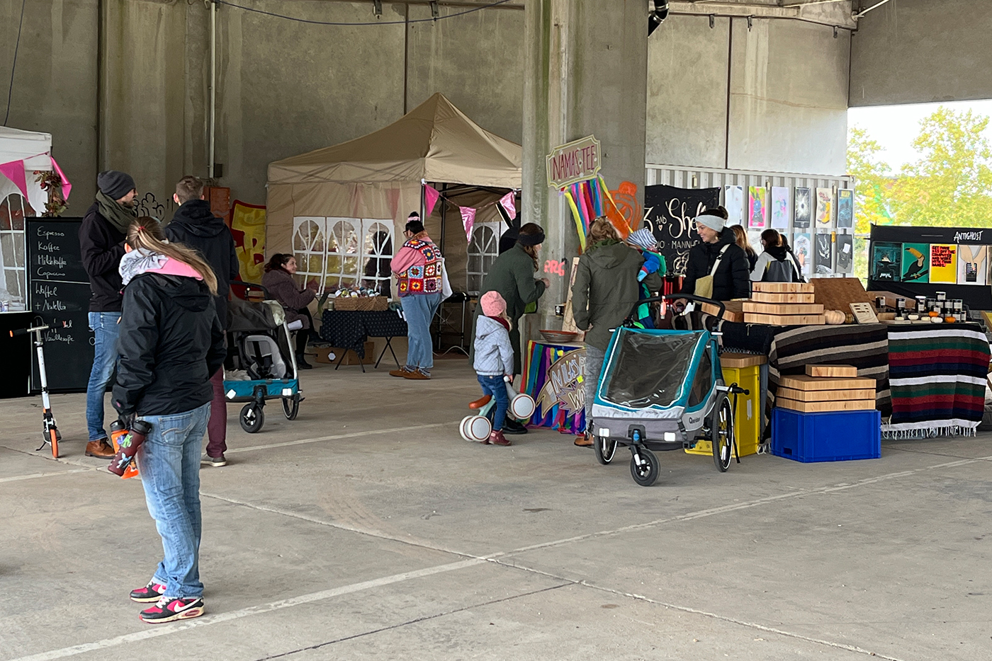 Mehrere Besucher vor bunten Pavillons und Verkaufsständen auf dem FRANKLIN Handwerkermarkt.