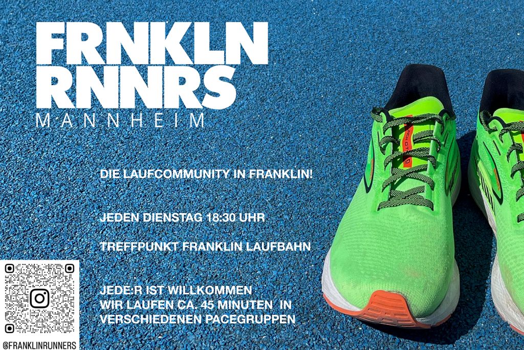 Grüne Laufschuhe auf blauer Tartanbahn.