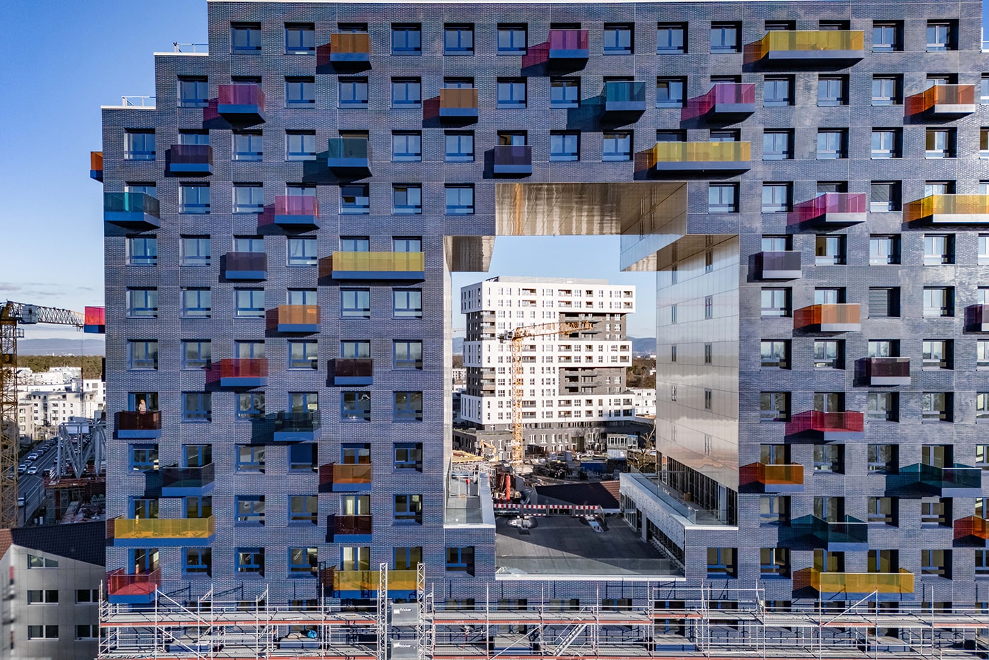 Blick durch das Hochhaus in Buchstabenform O auf das dahinter liegende Hochhaus in Buchstabenform E.