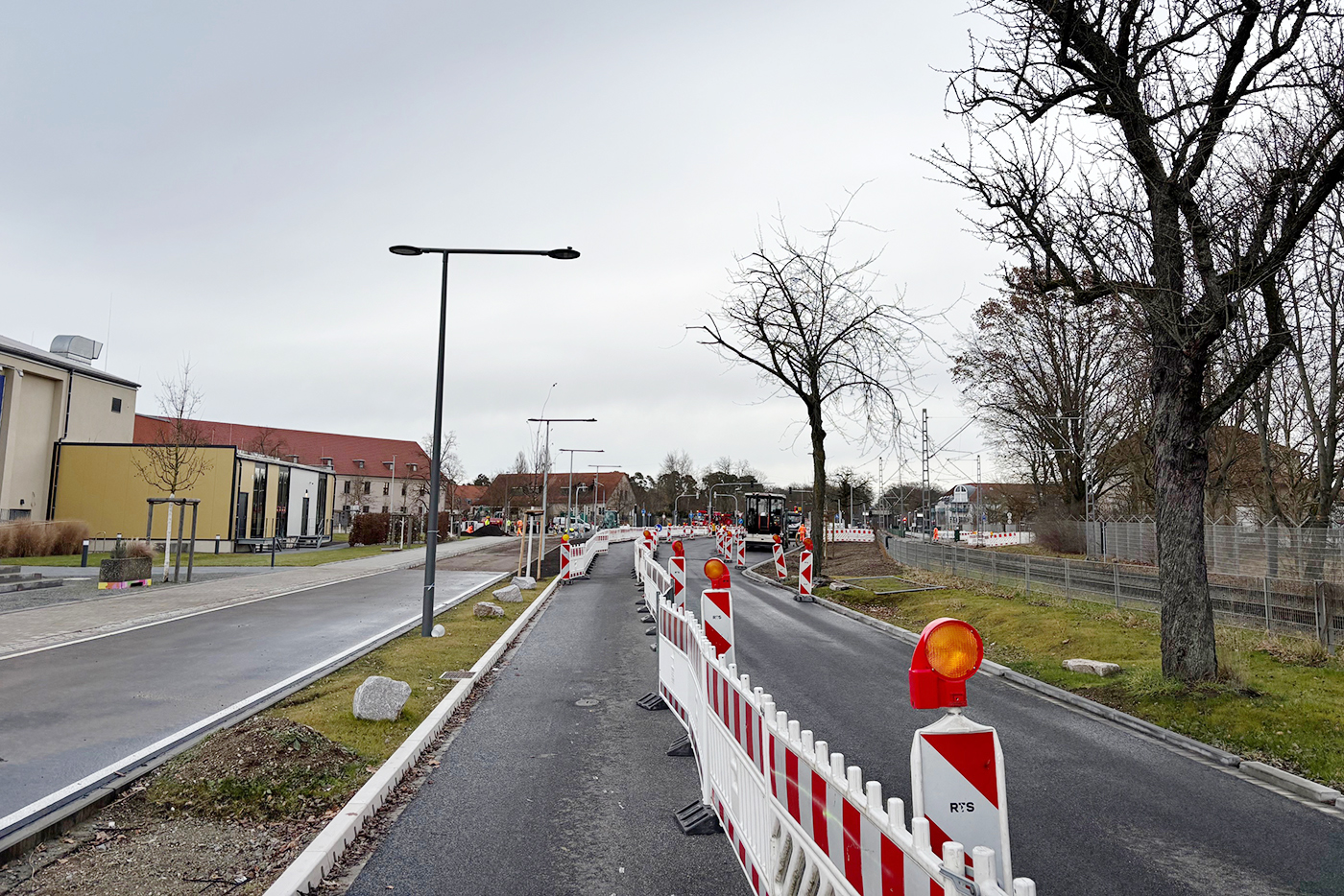 Straßenbaustelle Birkenauer Straße/Platz der Freundschaft mit Absperrgittern