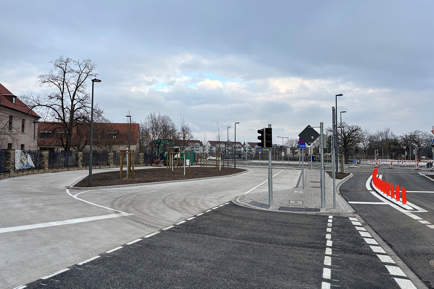 Buswendeschleife am Platz der Freundschaft mit Taxistand und begrünter Mitte.