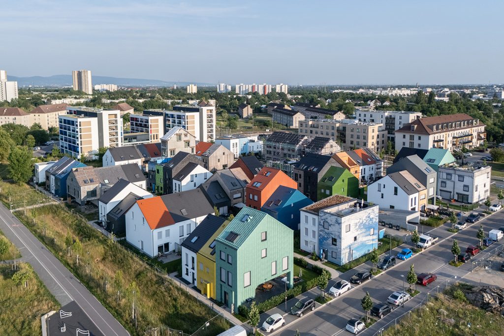 Drohnenfoto der bunten Siedlung auf FRANKLIN.