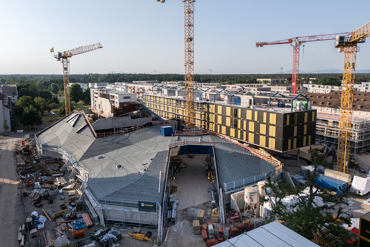Baustelle des Nahrversorgungszentrums FRANKLIN Grüne Mitte mit drei Kränen.
