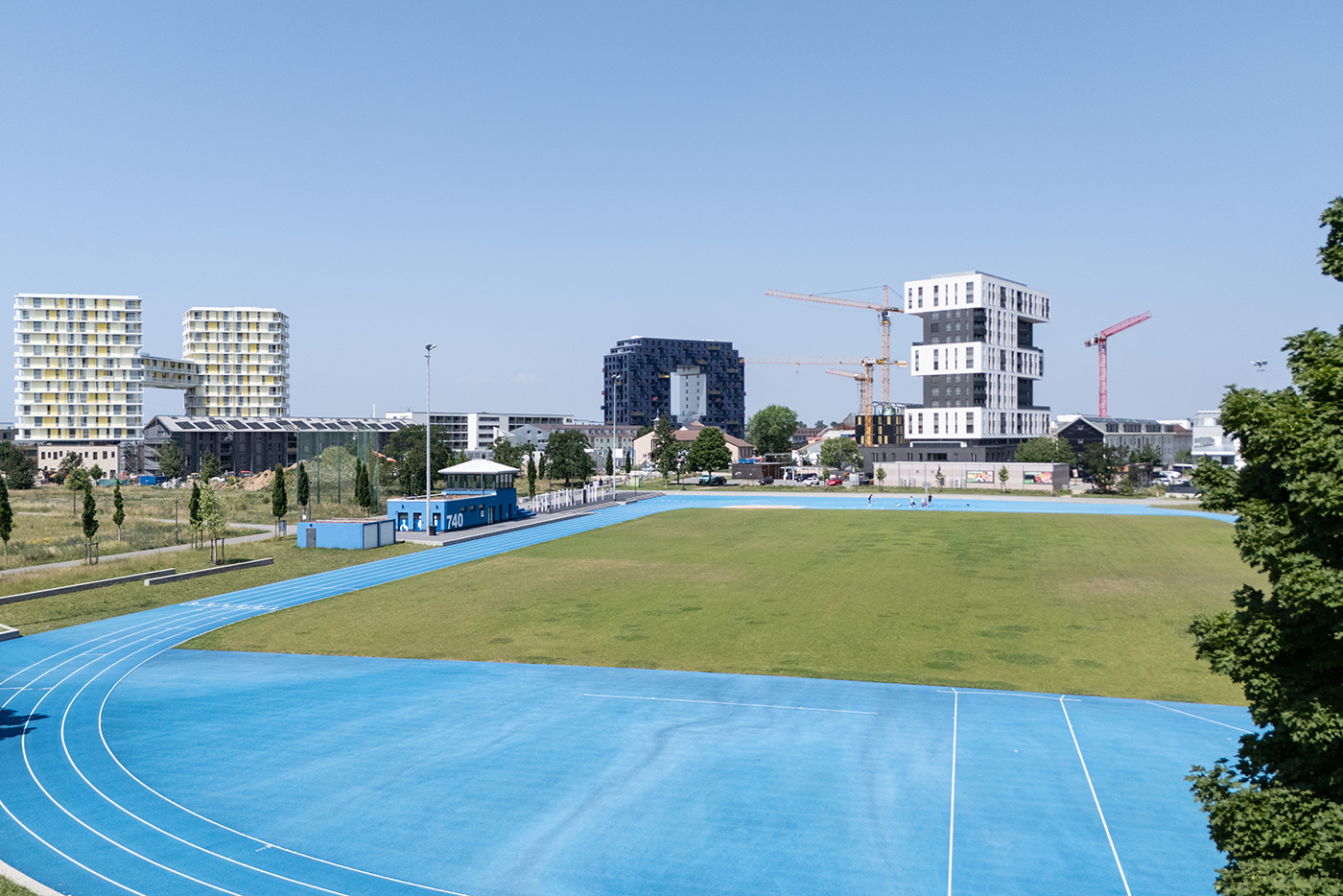 Blick auf die Rasenfläche der FRANKLIN Sportanlage. Im Hintergrund sind die Hochpunkte O und E sichtbar.