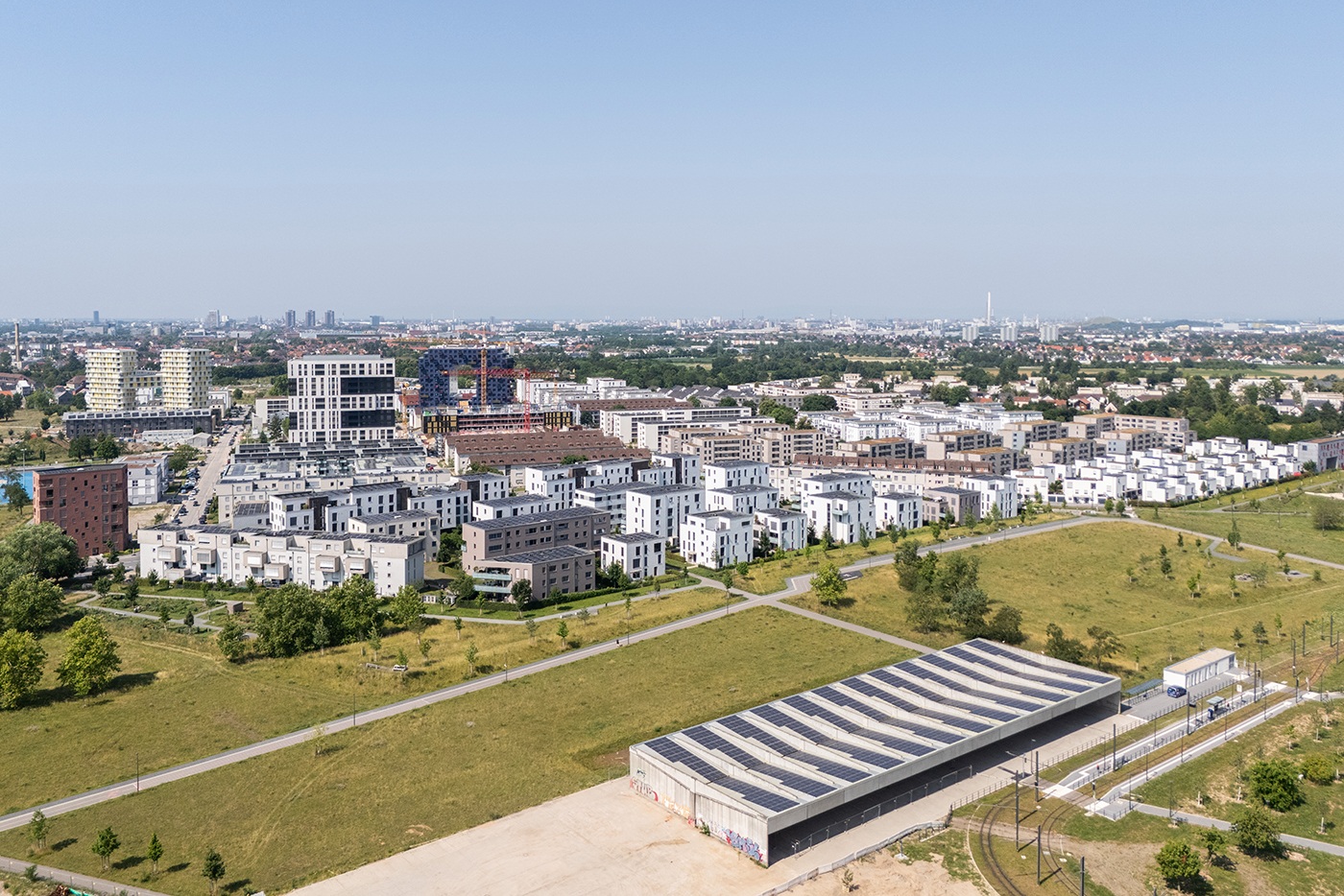 Blich auf FRANKLIN Mitte mit den zwei Hochpunkten E und O. Im Vordergrund sind die ehemalige Panzerhalle und die FRANKLIN GRREN FIELDS zu sehen.