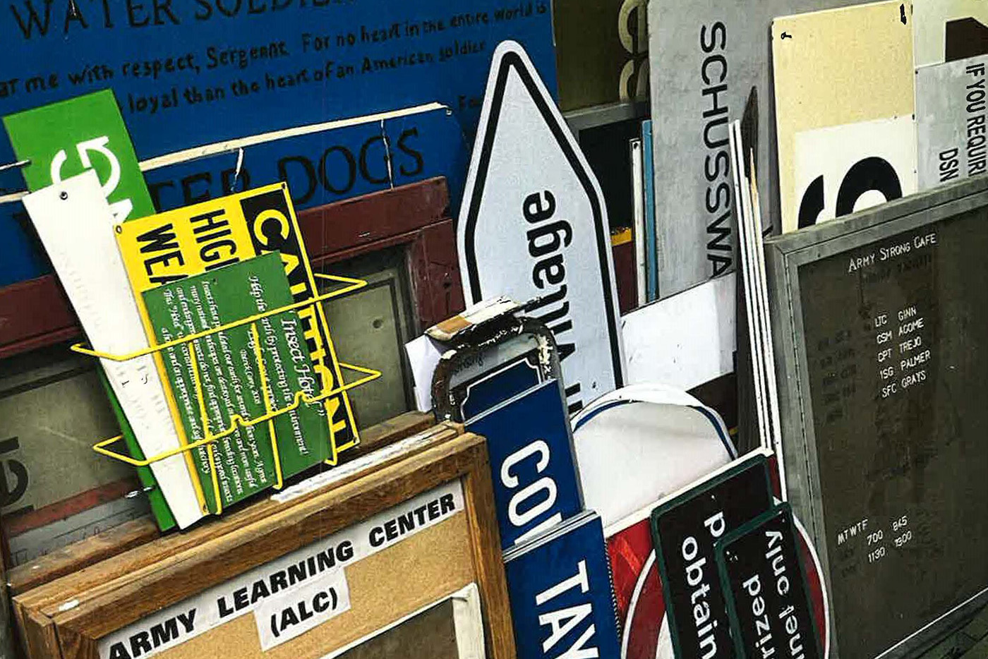 Verschiedene amerikanische Straßenschilder lehnen an eine Wand.