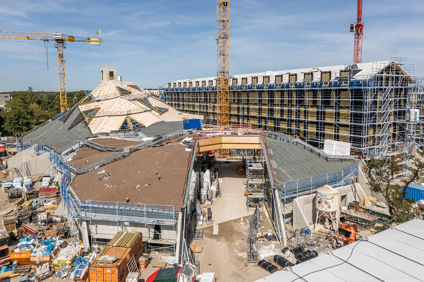 Drohnenaufnahme der Baustelle des Nahrversorgungszentrums FRANKLIN Grüne Mitte mit zwei Kränen. Rechts im Hintergrund ist ein im Rohbau befindliches fünfstöckiges Wohnhaus zu sehen.