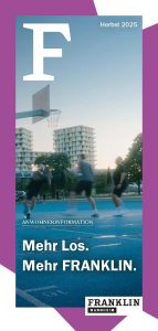 KI-basierte Bildbeschreibung | Drei Personen spielen Basketball auf einem Platz im Freien bei Sonnenuntergang, moderne Wohngebäude im Hintergrund. Der Text lautet: Mehr Los. Mehr FRANKLIN. Downloads. Herbst 2025. FRANKLIN Mannheim.