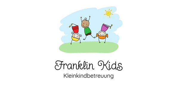 KI-basierte Bildbeschreibung | Das Logo für die Franklin Kids Kleinkindbetreuung zeigt drei Cartoon-Kinder, die im Gras unter der Sonne spielen.