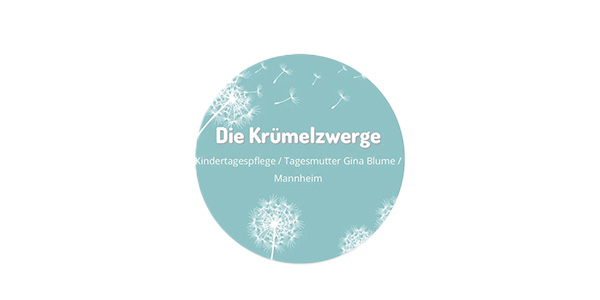 KI-basierte Bildbeschreibung | Ein blaues, kreisförmiges Logo mit weißen Pusteblumen und der Aufschrift: Die Krümelzwerge Kindertagespflege / Tagesmutter Gina Blume / Mannheim.
