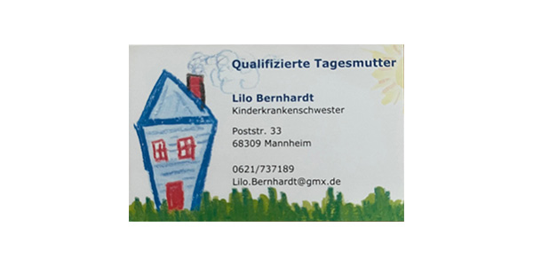 KI-basierte Bildbeschreibung | Visitenkarte von Lilo Bernhardt, einer qualifizierten Tagesmutter in Mannheim, mit Kontaktangaben und einer Zeichnung eines Hauses mit Gras und Sonne.