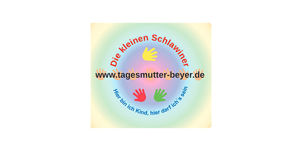 KI-basierte Bildbeschreibung | Ein Logo mit farbigen Handabdrücken und dem Text Die kleinen Schlawiner und www.tagesmutter-beyer.de. Der Text darunter lautet: "Hier bin ich Kind, hier darf ich's sein.