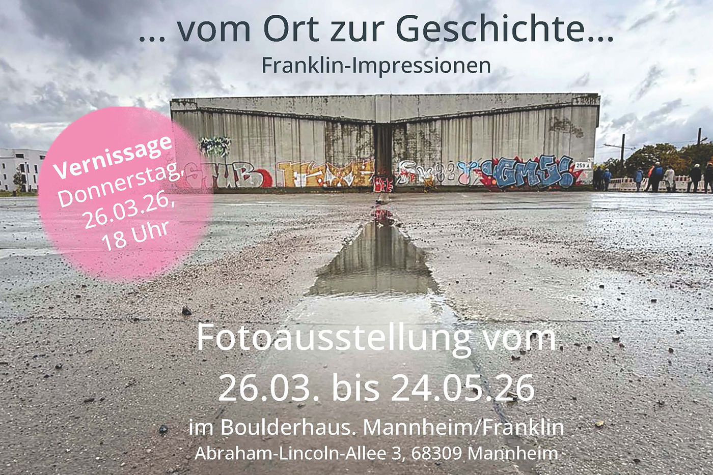 KI-basierte Bildbeschreibung | Ein großer, verwitterter Hangar mit Graffiti steht hinter einer nassen, reflektierenden Oberfläche. Das Overlay enthält Ausstellungsdetails und Termine auf Deutsch, die für eine Fotoausstellung in Mannheim vom 26. März bis 24. Mai 2026 werben.