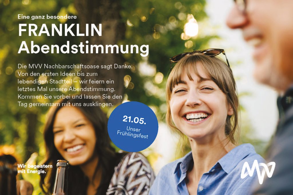 KI-basierte Bildbeschreibung | Drei Personen sitzen lächelnd und lachend an einem Tisch im Freien, während das Bild mit frühlingshaften Veranstaltungsdetails und wichtigen Terminen in deutscher Sprache überlagert ist.