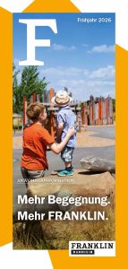 KI-basierte Bildbeschreibung | Ein Erwachsener und ein Kind genießen einen Spielplatz mit modernen Holzstrukturen. Textüberlagerungen heben FRANKLIN Mannheim, die bevorstehenden Aktivitäten der Gemeinde im Frühjahr 2026 und verfügbare Downloads für weitere Veranstaltungsdetails hervor.