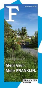 KI-basierte Bildbeschreibung | Eine begrünte Anlage mit Blumen, Sträuchern und einem Kiesweg unter blauem Himmel. Der Text lautet: Mehr Grün. Mehr FRANKLIN. Sommer 2026. Downloads und Infos auf FRANKLIN Mannheim.