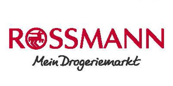 KI-basierte Bildbeschreibung | Das Rossmann-Logo mit rotem Schriftzug und einem Pferdesymbol im ersten „O“, das das Engagement für die Nahversorgung unterstreicht, sowie darunter in schwarzer Schreibschrift „Mein Drogeriemarkt“.