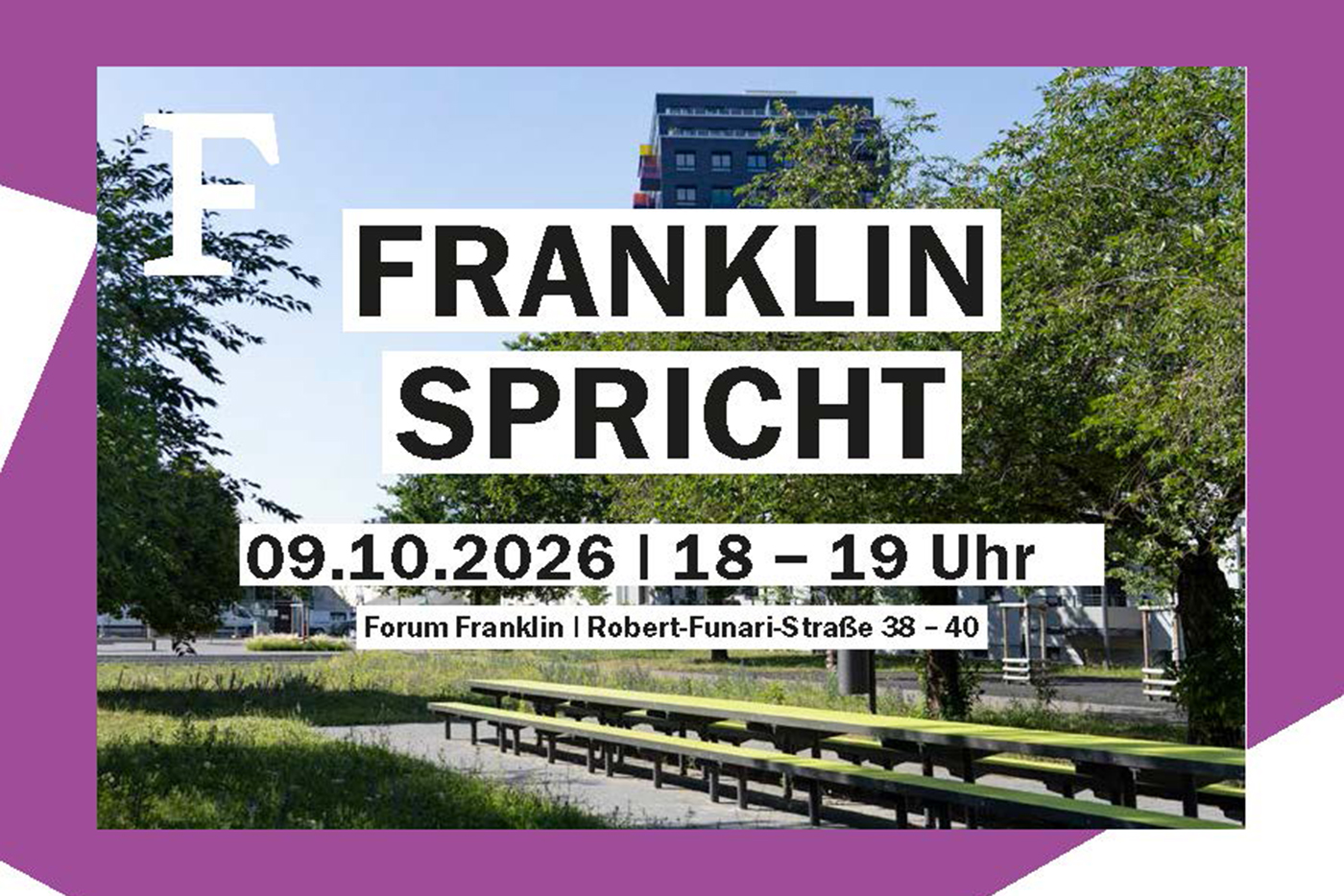 Werbepostkarte für das Format Franklin spricht mit einer langen Tafel mit Sitzbänken auf einer Wiese umgeben mit Bäumen.